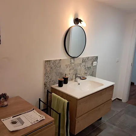 New Station Apartment *